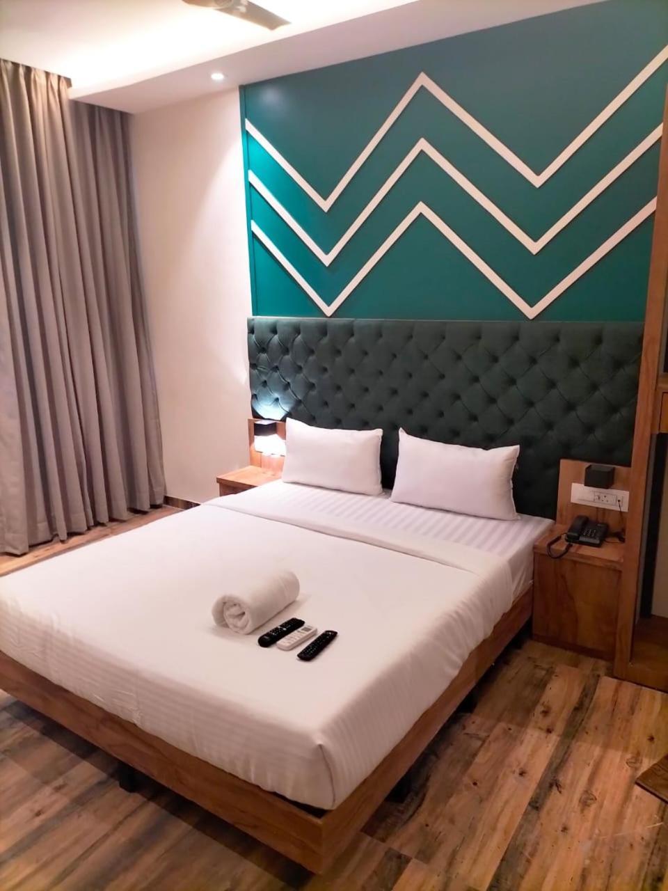 Prince Hotel Мумбаи Экстерьер фото